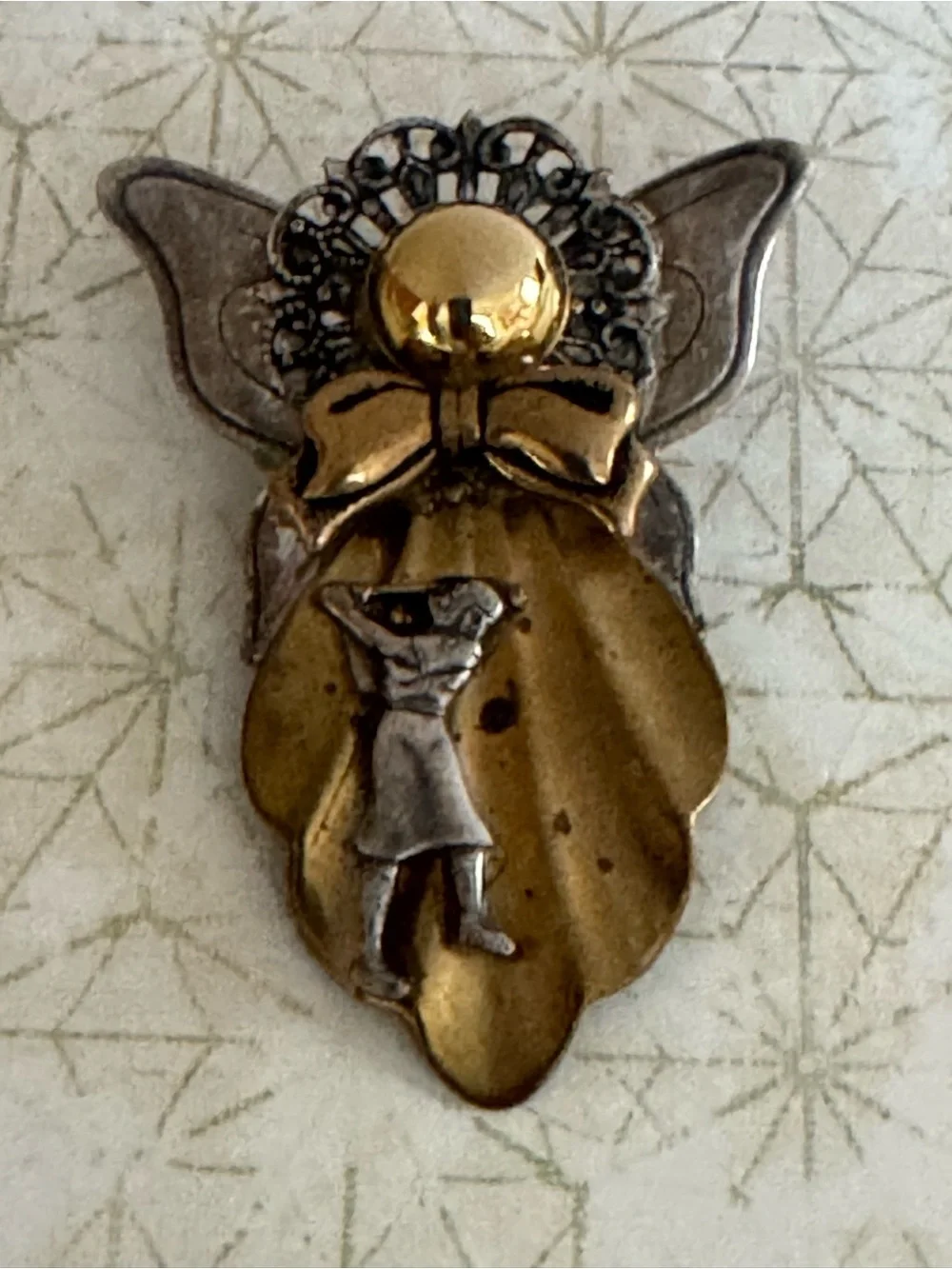 VINTAGE WOMAN GOLFER ANGEL PIN BROOCH